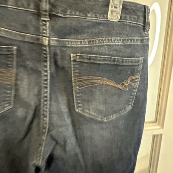 The Limited 312 Womens Size 12 Regular Fit Medium Wash Cropped Denim Blue Jeans - Picture 8 of 13